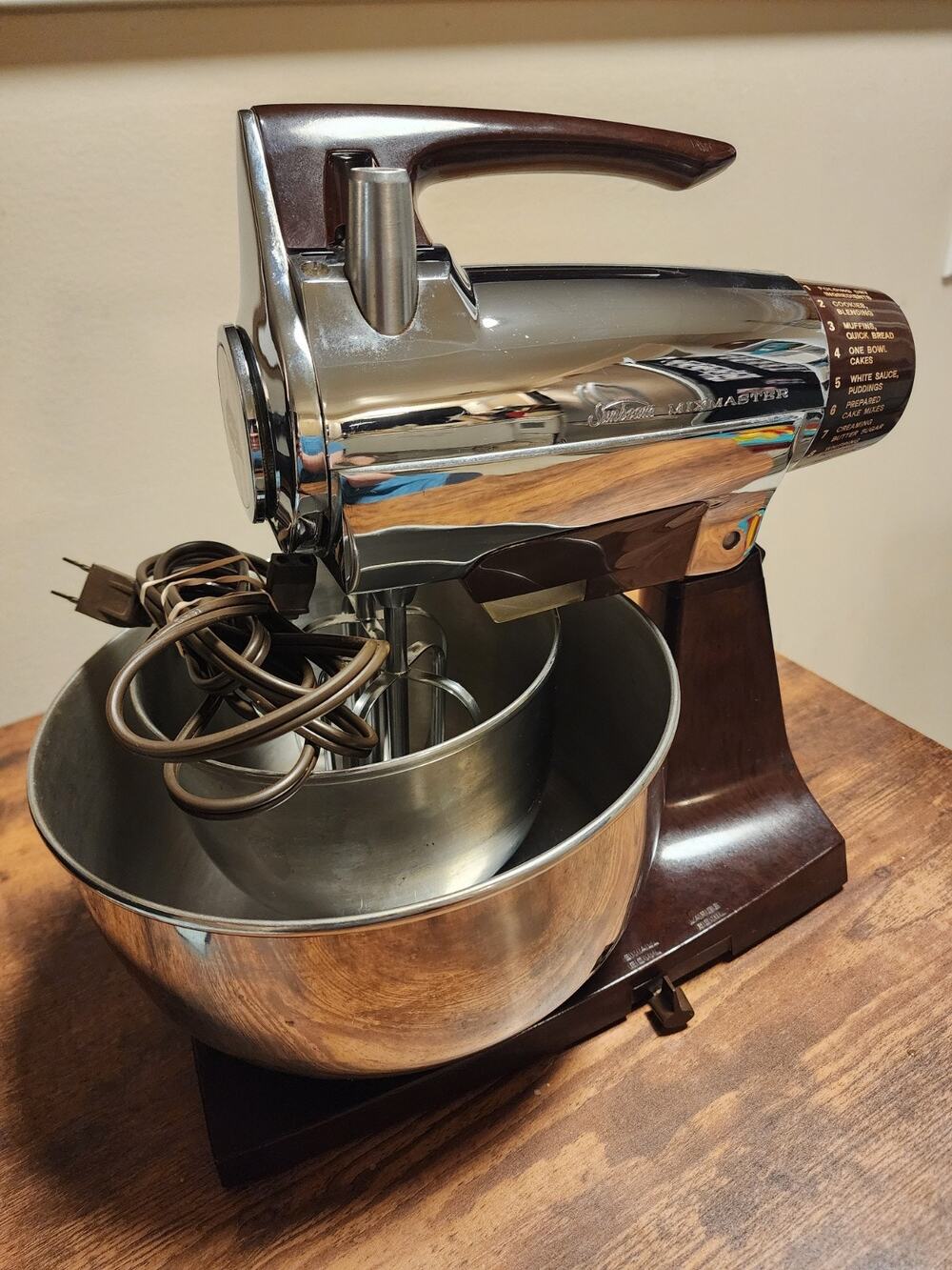 Sunbeam Mixmaster Vista 12 Speed Chrome 2 Bowls 2 Beaters WORKING!